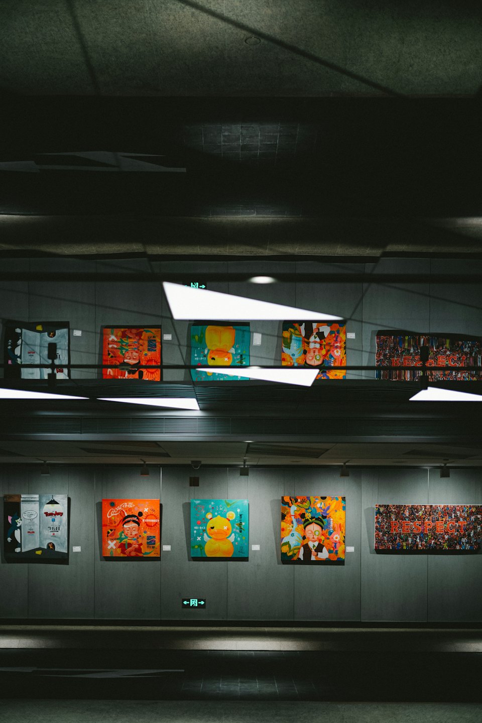 Bunte Pop-Art-Gemälde an einer Galerie-Wand.