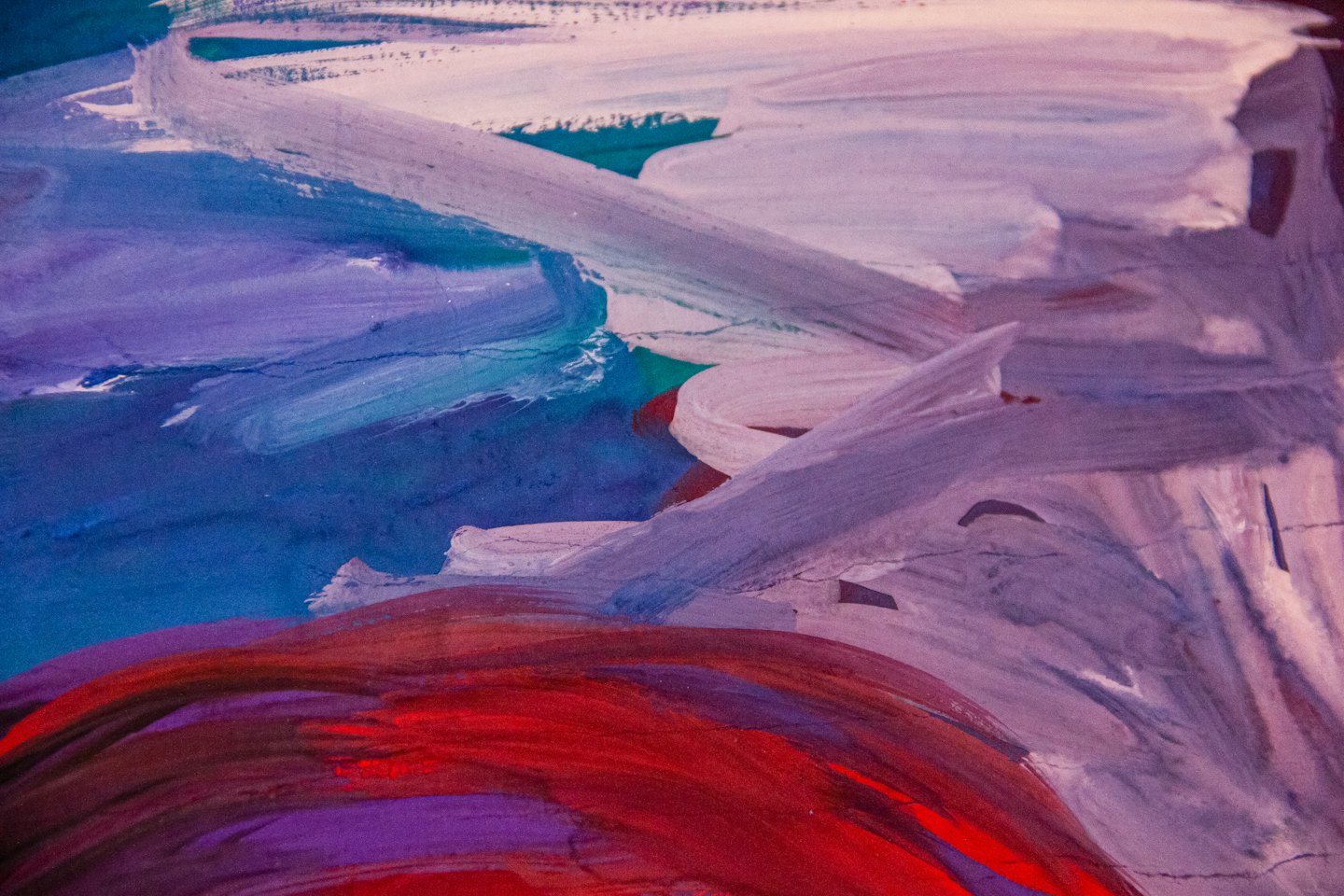 Abstrakte Malerei mit texturierten roten, violetten und blauen Pinselstrichen.